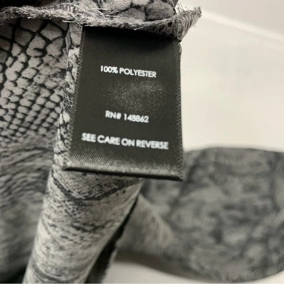 Torrid Top Blouse Woman‎ 4X  Snake Print Button Front Half Roll Tab Sleeve Light - Picture 5 of 10